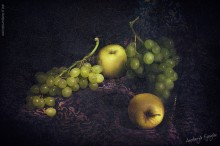 White grapes and apples. / ***