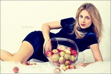 Girl with apples / ***