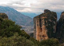 The mountainous country of Meteora. / ***