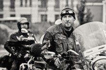 "And drove his bike rather than a limousine ..." / ***