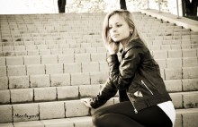 what her sad eyes ... / ***