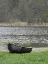 lonely boat / ***