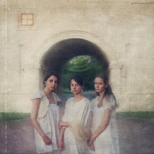 Three Sisters / http://www.art-photostories.com/