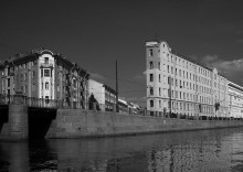 House on the Embankment / ***