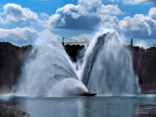 The fountain in the lake / ***