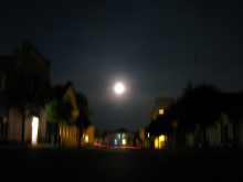 Moon over the street / ***