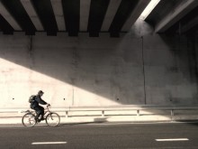 I look, rises slowly up the hill ... / ***