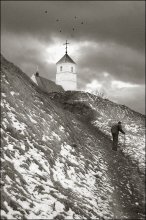 The road to the temple. / ***