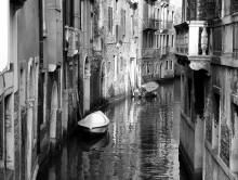 Canals, boats and peeling walls. / ***