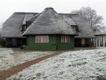 Cottage under a thatched roof / ***