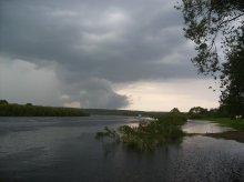 Cloud on the river / ***