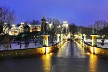 The bridge across the ravine to the palace / ***