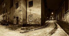 Walking through the night Lvov. / ***