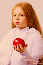 Portrait of a younger daughter with apple / ***