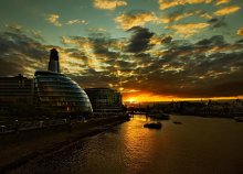 Sunset over the Thames / ***