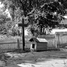 Faith, roof and fence / ***
