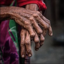 Hands of an old woman / ***