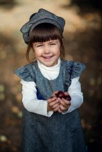 Girl with chestnuts / ***