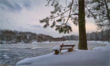 Winter sat down on a bench by the river / ***