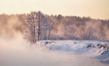 Fog over the winter river / ***