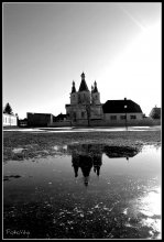 The temple in the reflection in his / ***