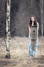 A girl and a birdhouse / ***