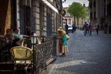 The lady in gold hat / ***