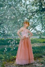Anna in the blossoming apple orchard / ***