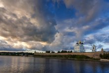 Pskov Kremlin at sunset / ***