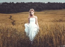 The bride in the field / ***