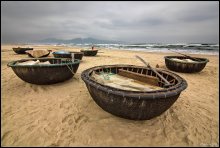 These strange round boat ... / ***