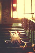 girl on the stairs / ***