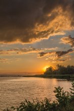 At sunset, before the rain / ***