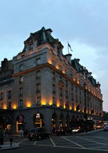 walking in Piccadilly. / ***