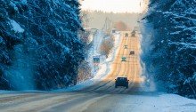 Snow falls on the road / ***