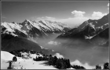 Hovering over the river cloud / ***