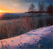 Frosty dawn in warm river / ***