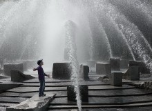 Boy and fountain / ***