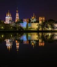 Autumn Evening at the walls of the Novodevichy Convent / ***