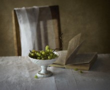 With grapes ... and a book ... / ...............