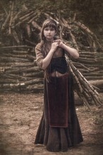 girl with a bundle of firewood ... / 2014
