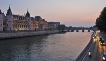 Walk in the evening Paris / ***