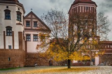 Autumn at the walls of the Mir Castle / ***