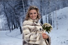 Pretty woman in a winter park / ***