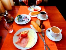 breakfast tourist / ***