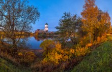 Autumn view of the castle. / ***