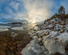 Icy shore. / ***