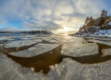 Sandy beach under the ice floes. / ***