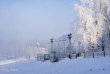 Frosty morning on the waterfront of Uglich. / ***