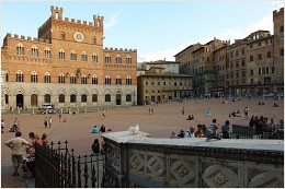 Siena 8 / ***